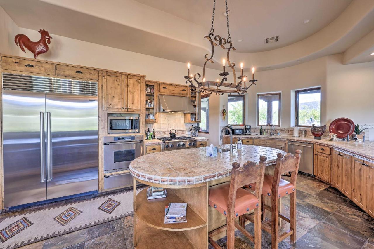 Cave Creek Oasis With Putting Green, Spa And Mtn View! Exterior photo